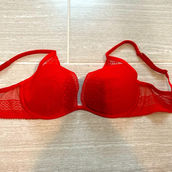Victoria Secret Bra Size: 34D - Picture 1 of 5
